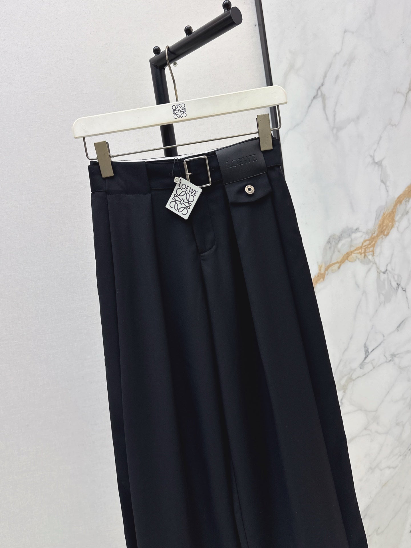 Loe NEW Pleated leather label trousers
