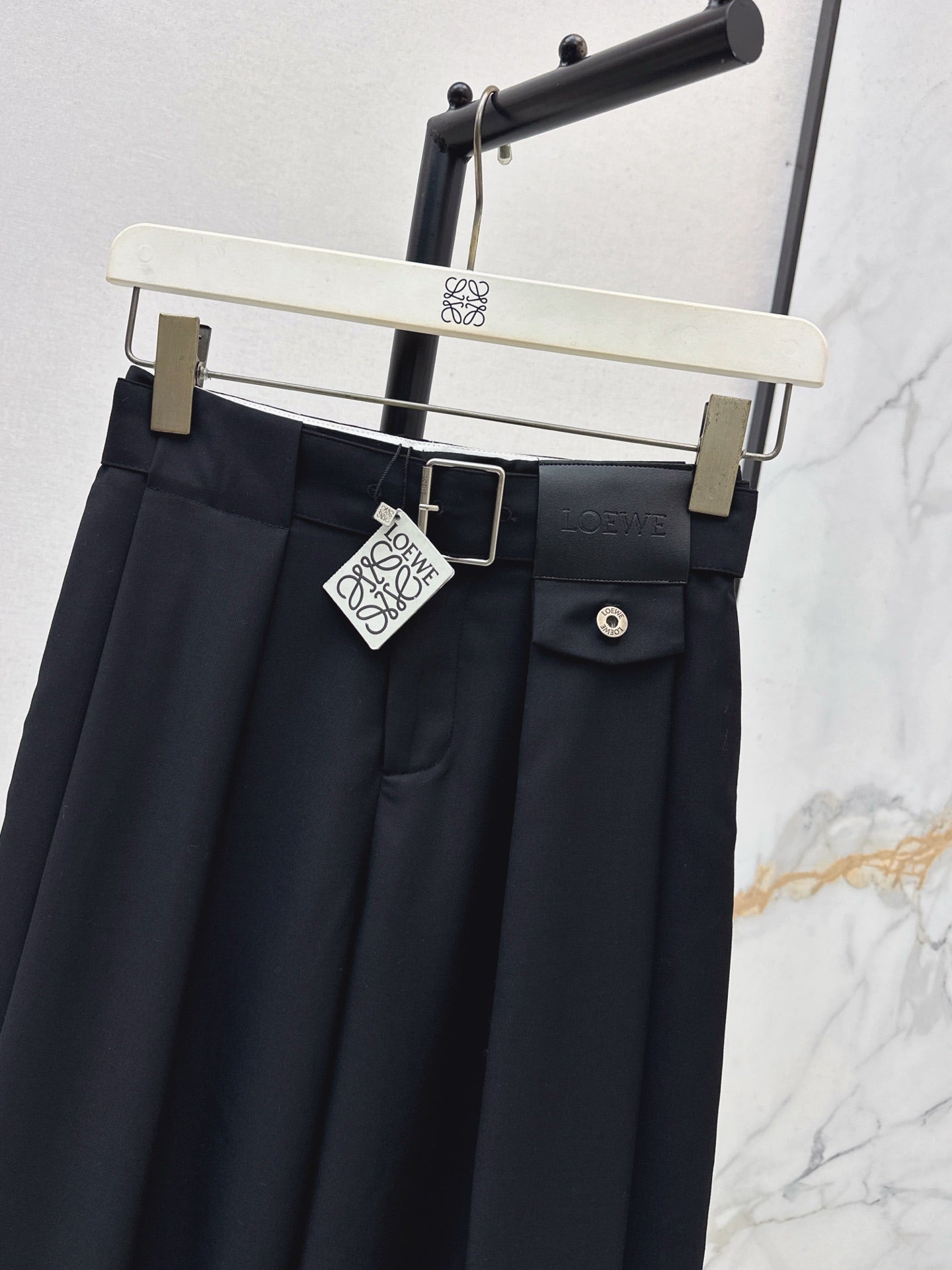 Loe NEW Pleated leather label trousers
