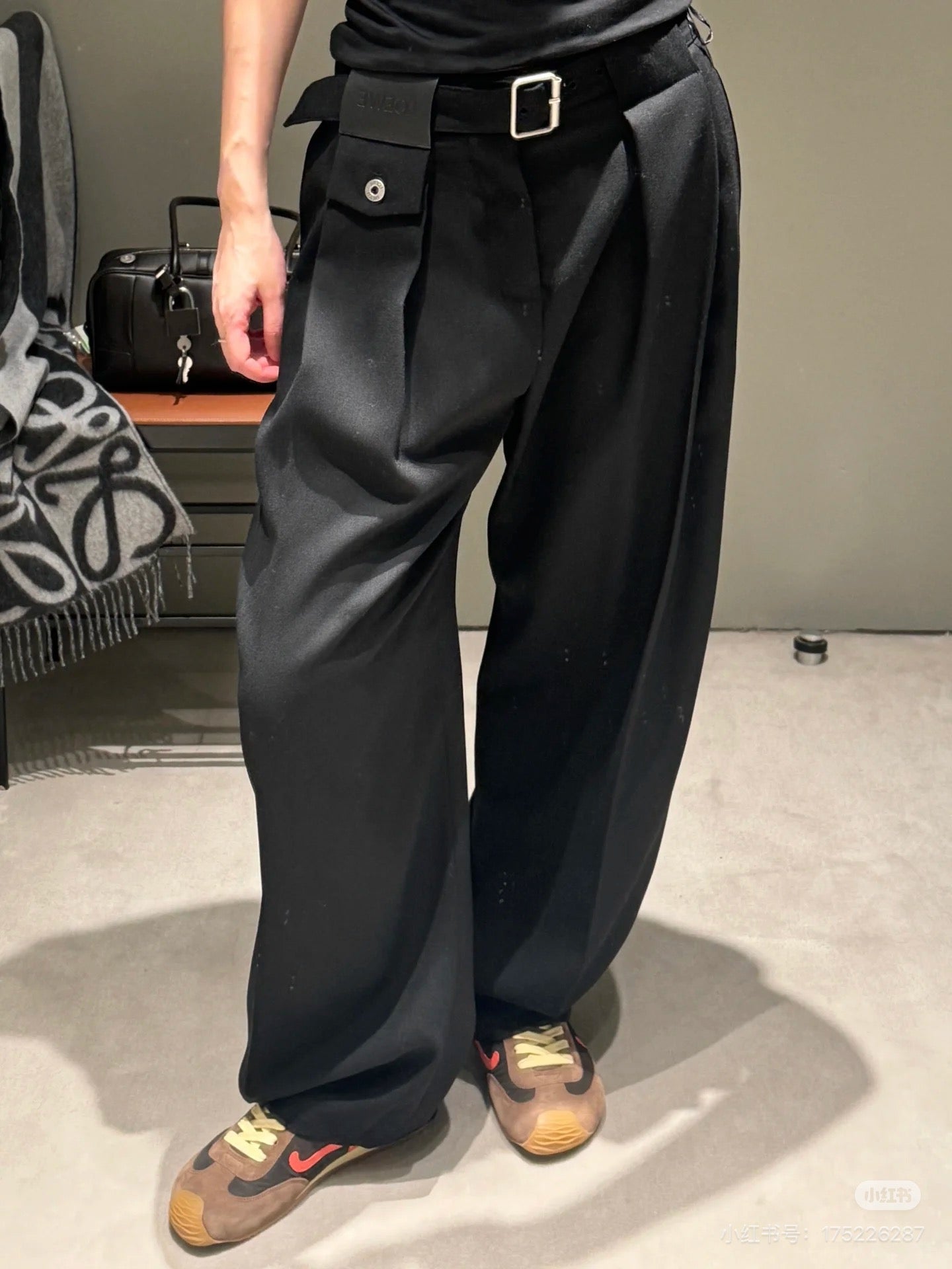 Loe NEW Pleated leather label trousers