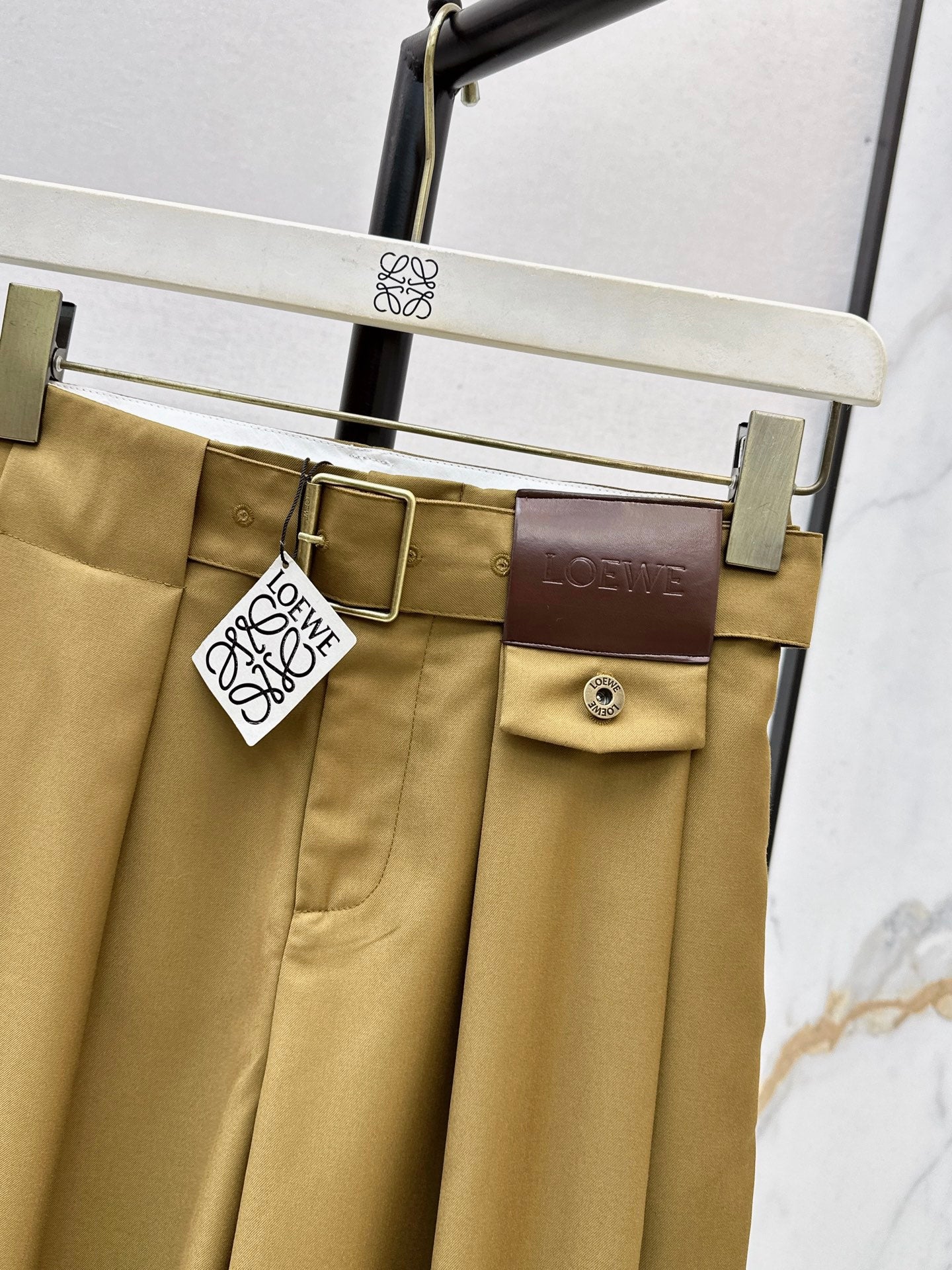 Loe NEW Pleated leather label trousers