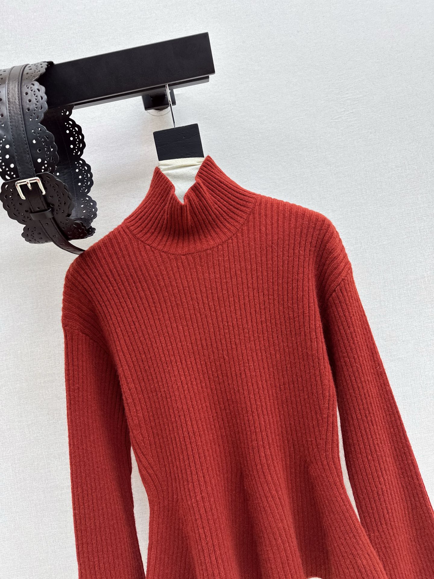 Max NEW Bell-sleeved sweater with a belt