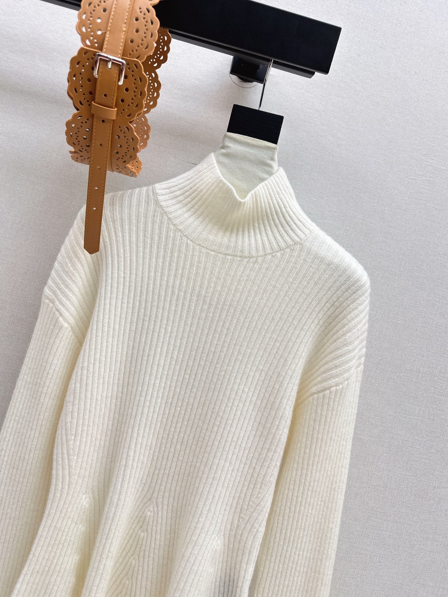 Max NEW Bell-sleeved sweater with a belt