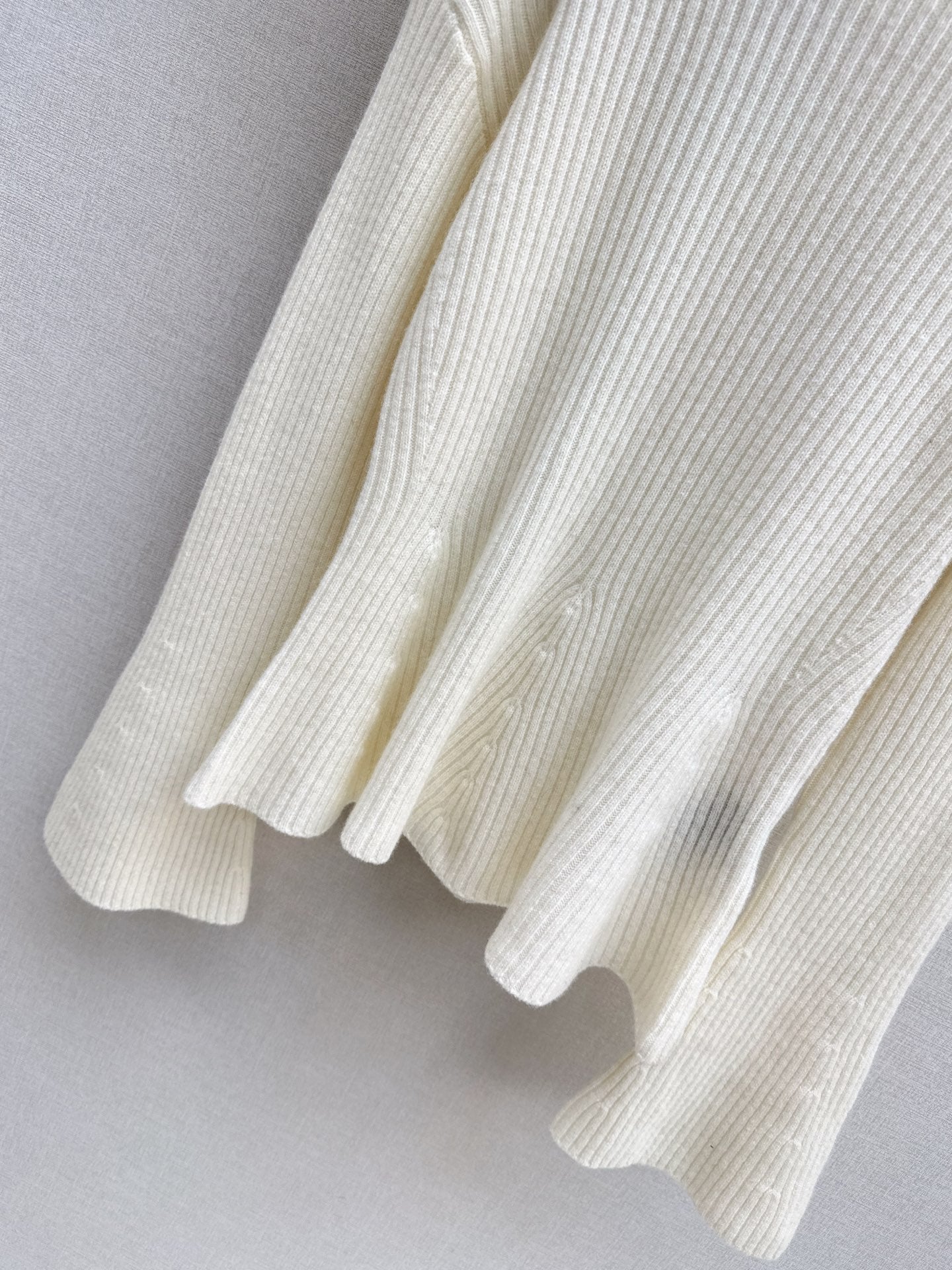 Max NEW Bell-sleeved sweater with a belt