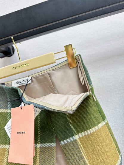 Miu NEW Embroidered short skirt