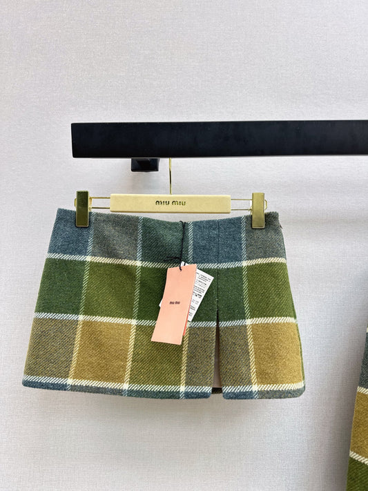 Miu NEW Embroidered short skirt