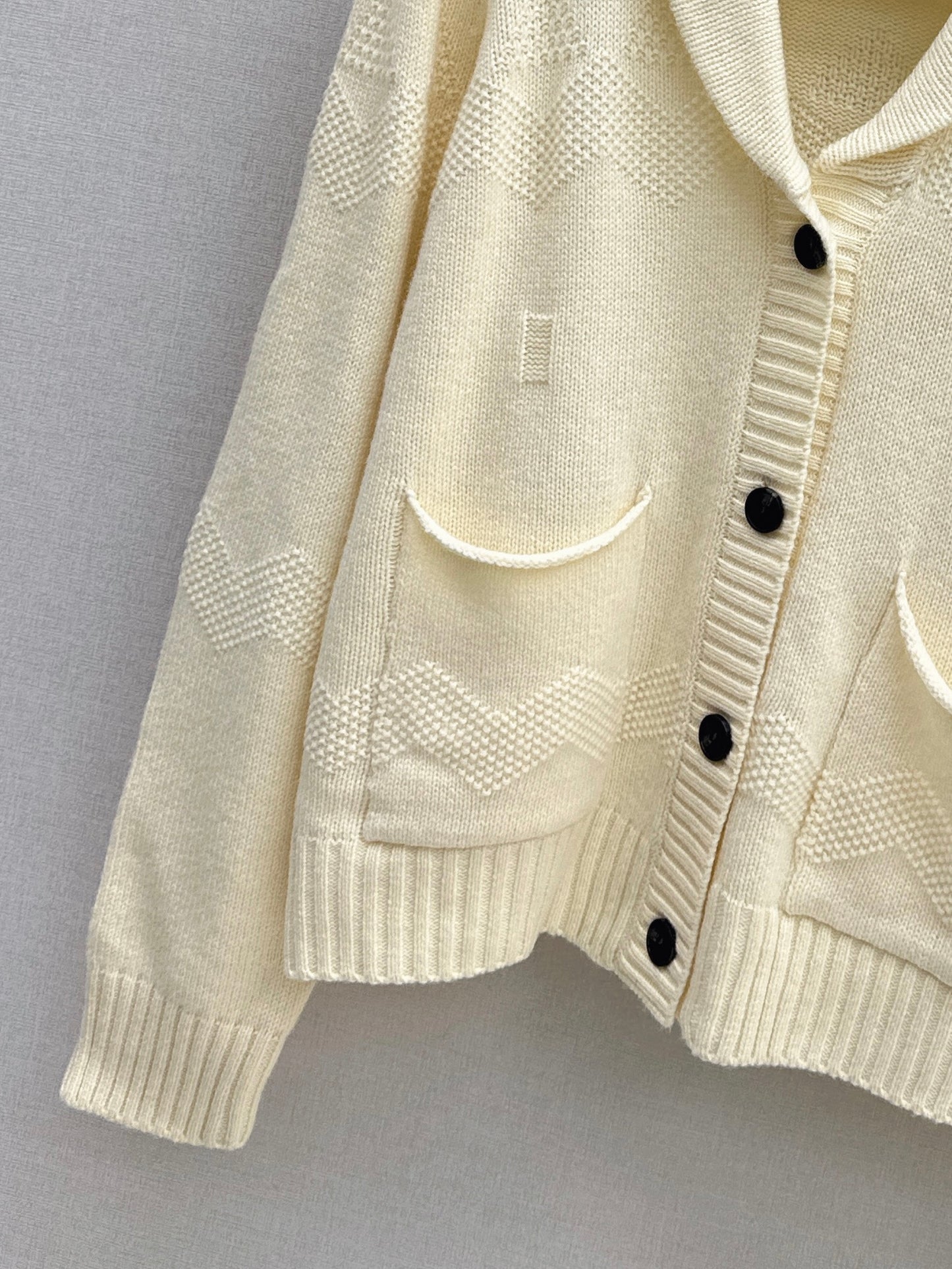Loro NEW V-neck cardigan