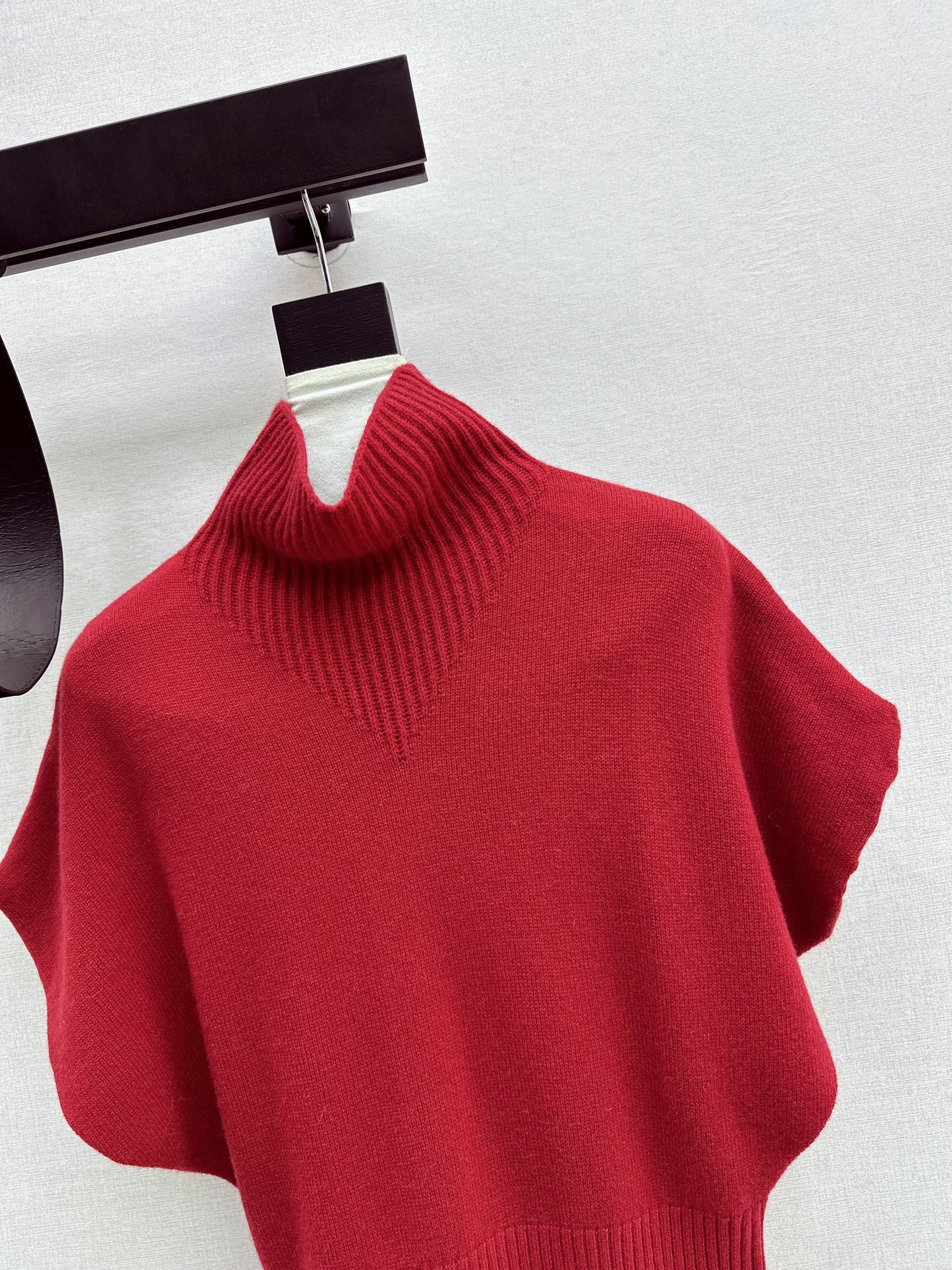 Brun NEW sleeveless sweater with belted