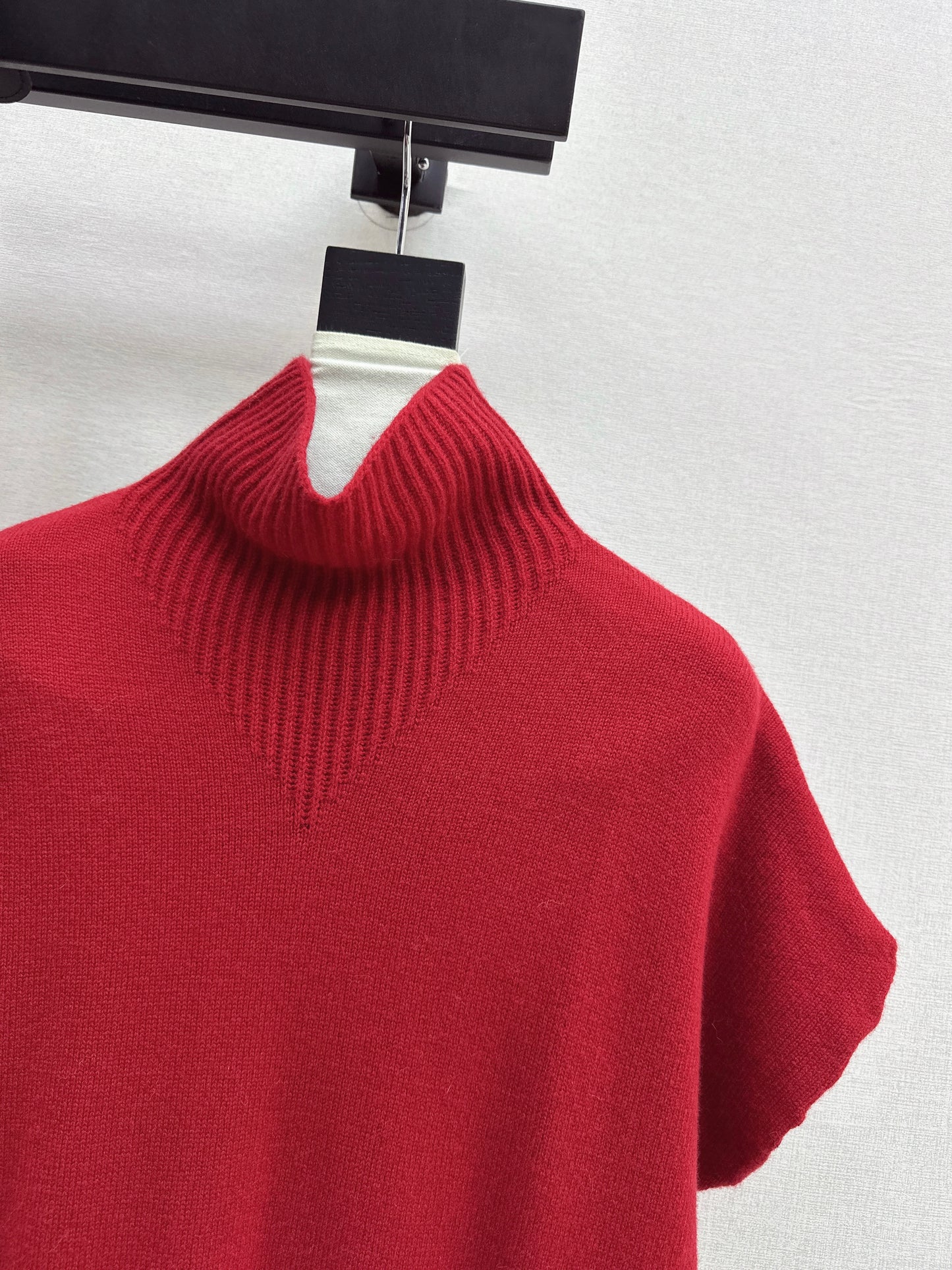 Brun NEW sleeveless sweater with belted