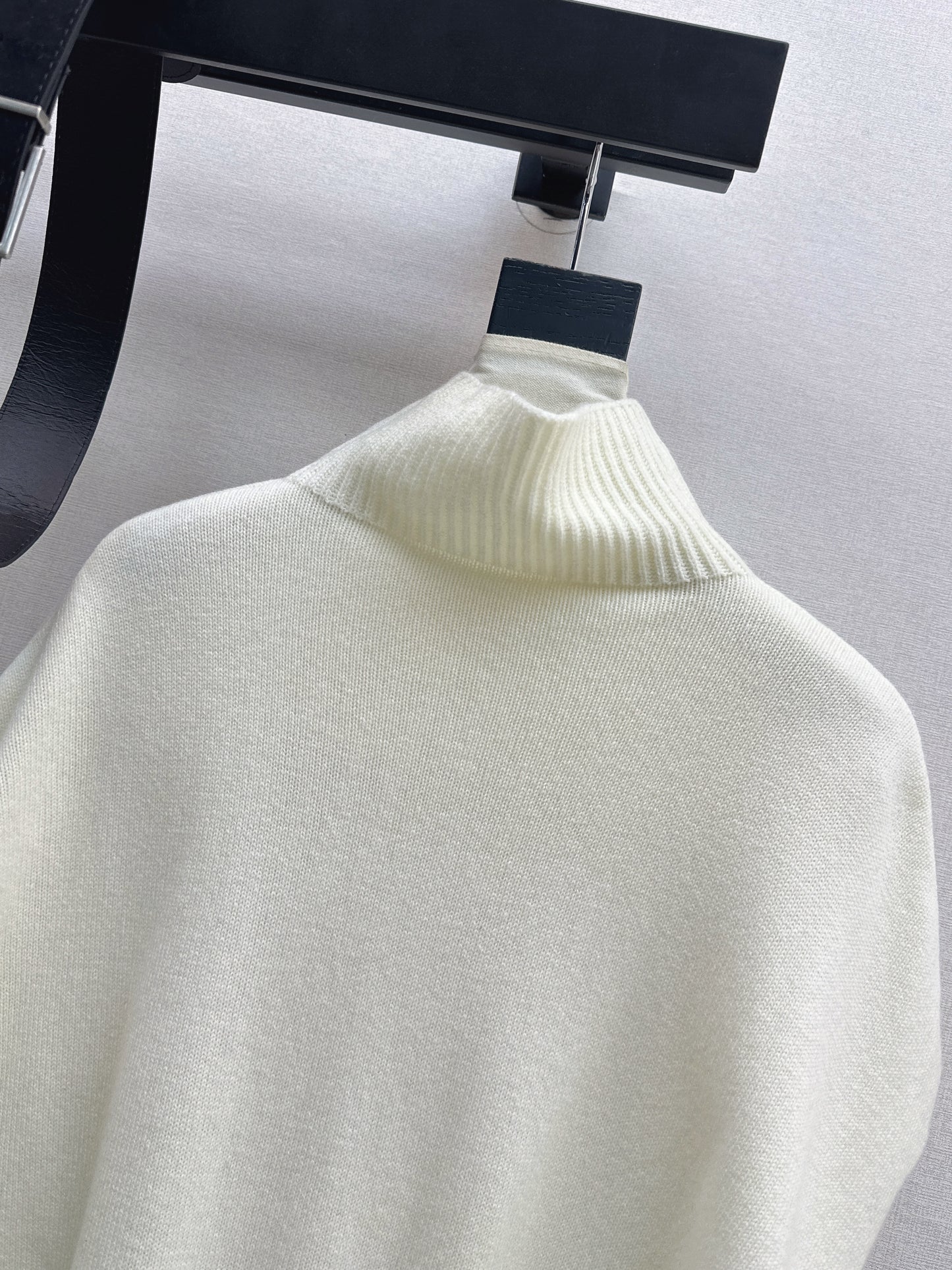 Brun NEW sleeveless sweater with belted