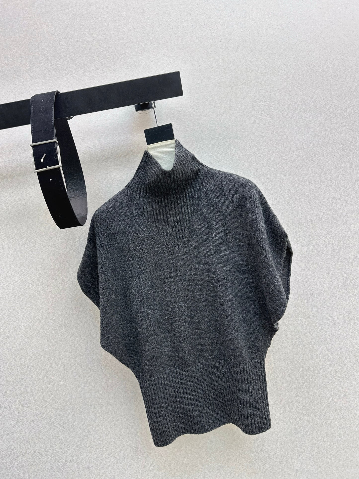 Brun NEW sleeveless sweater with belted