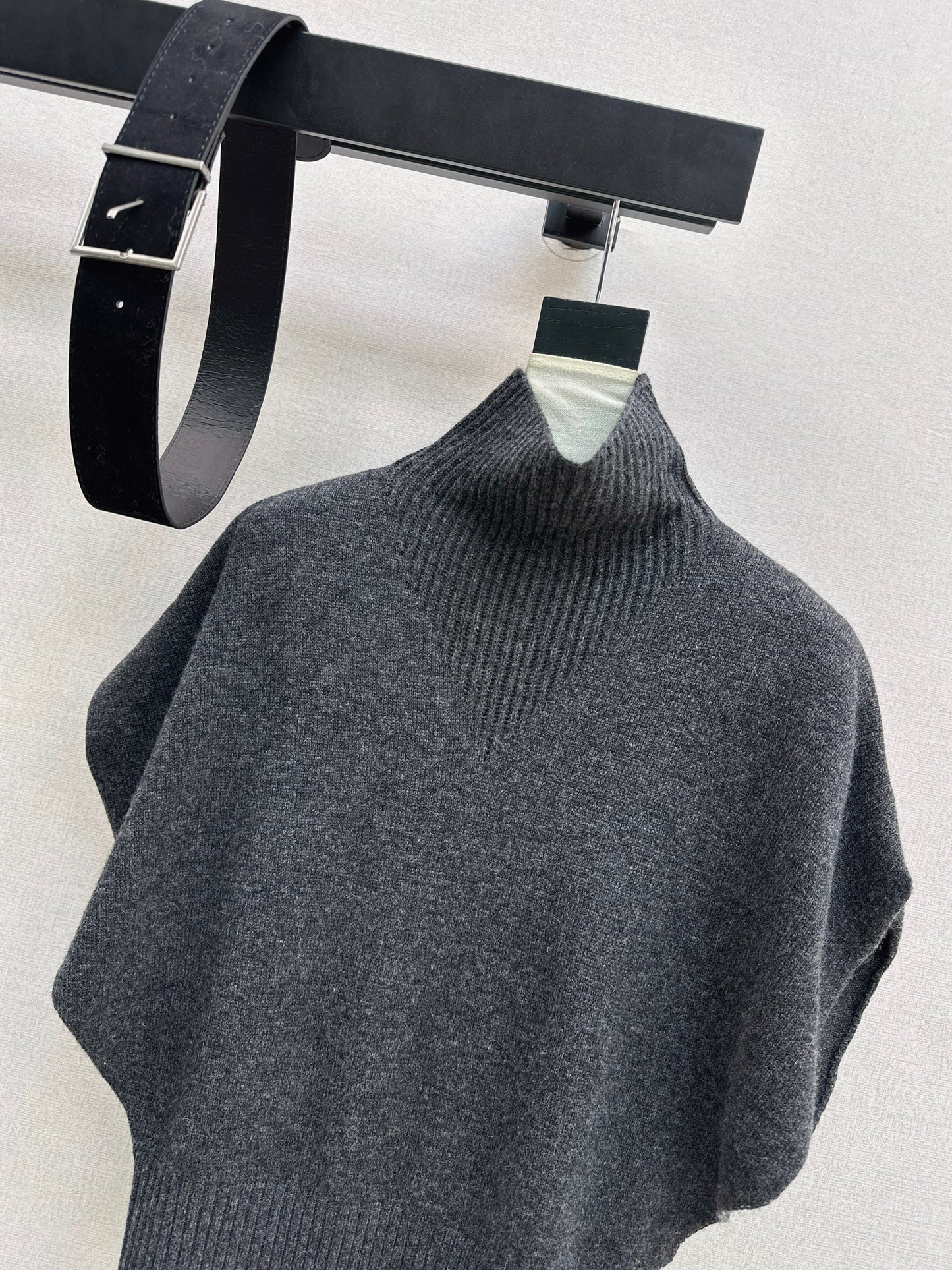 Brun NEW sleeveless sweater with belted