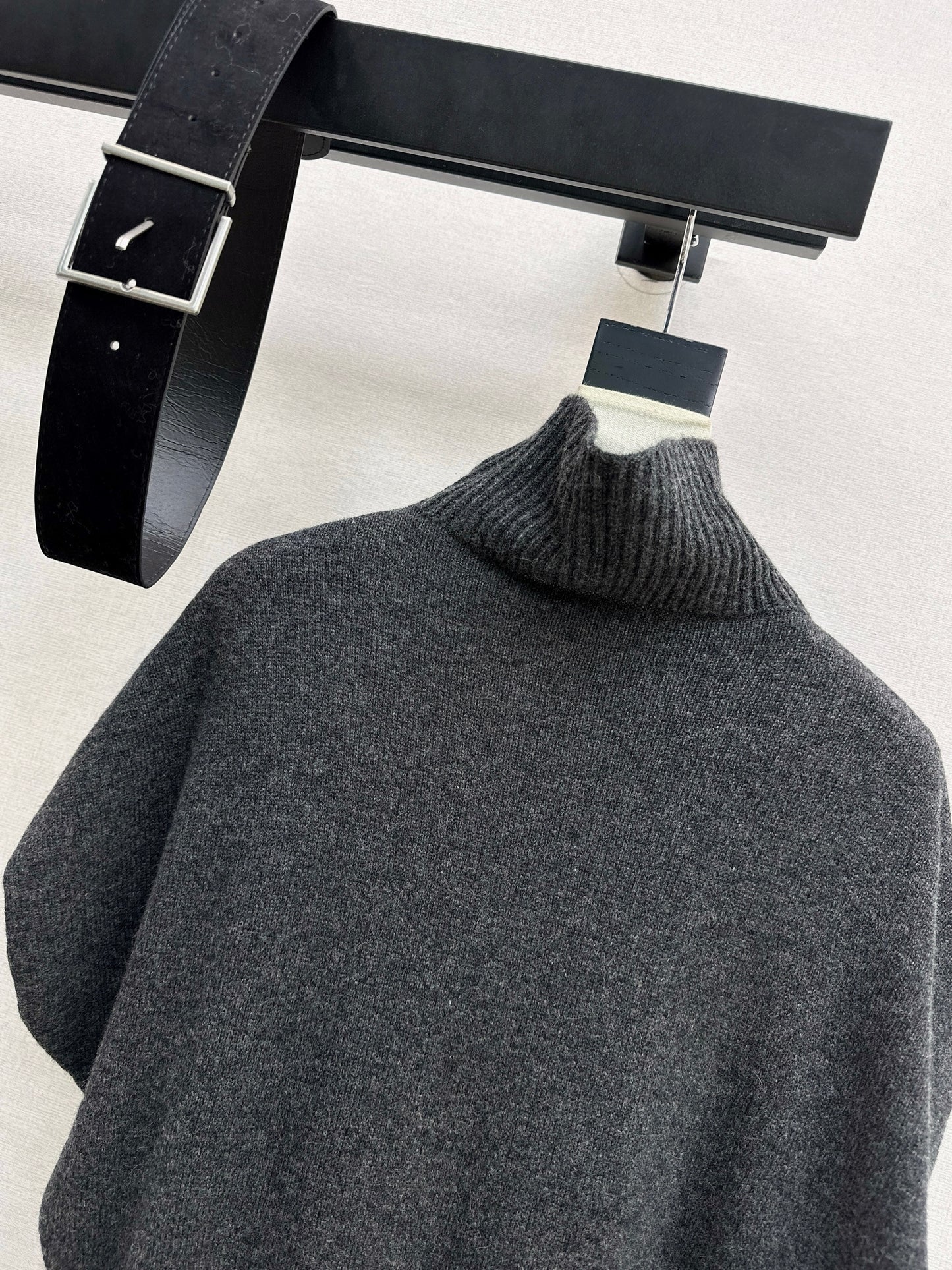 Brun NEW sleeveless sweater with belted