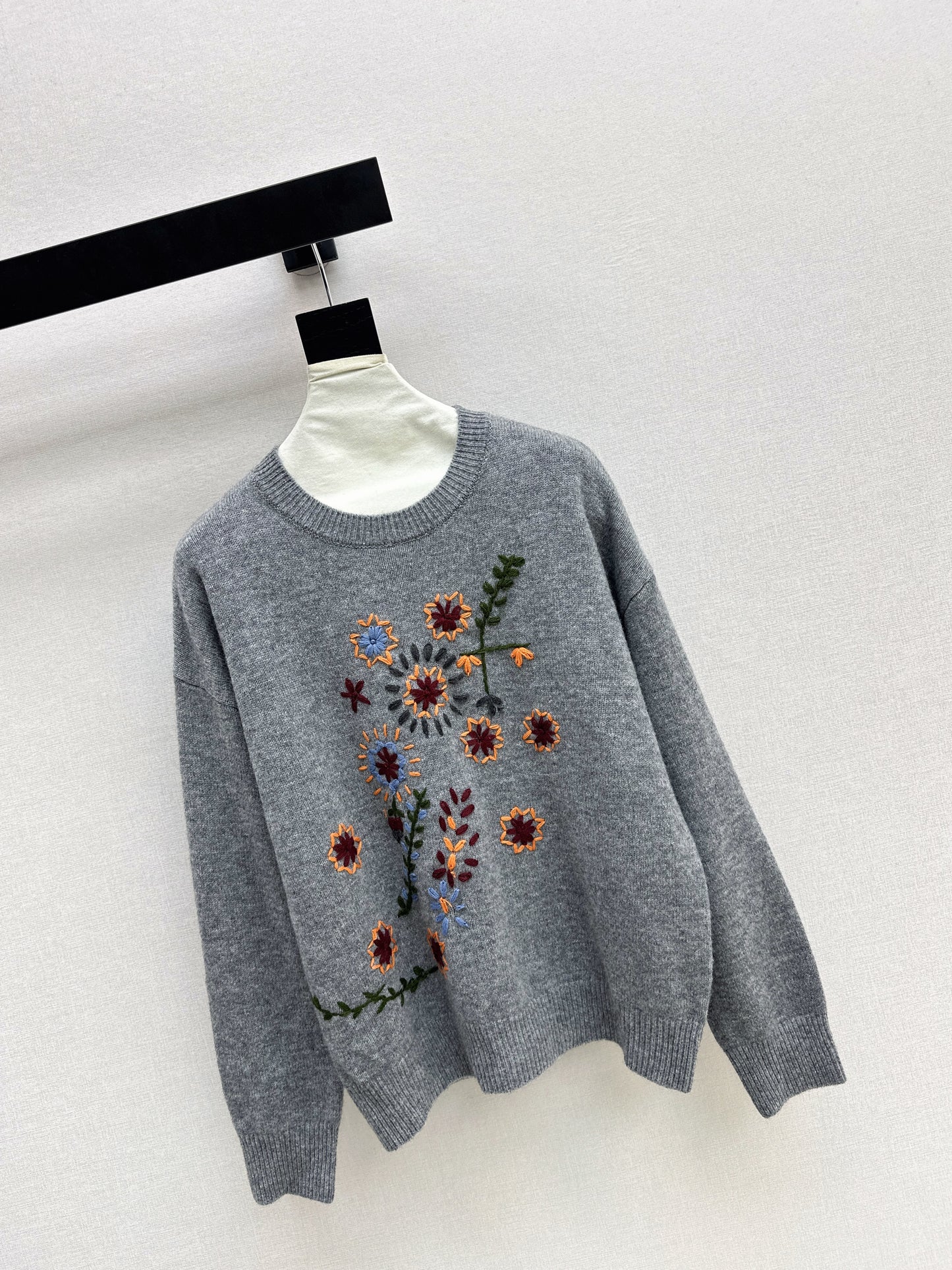 Es NEW embroidered sweater
