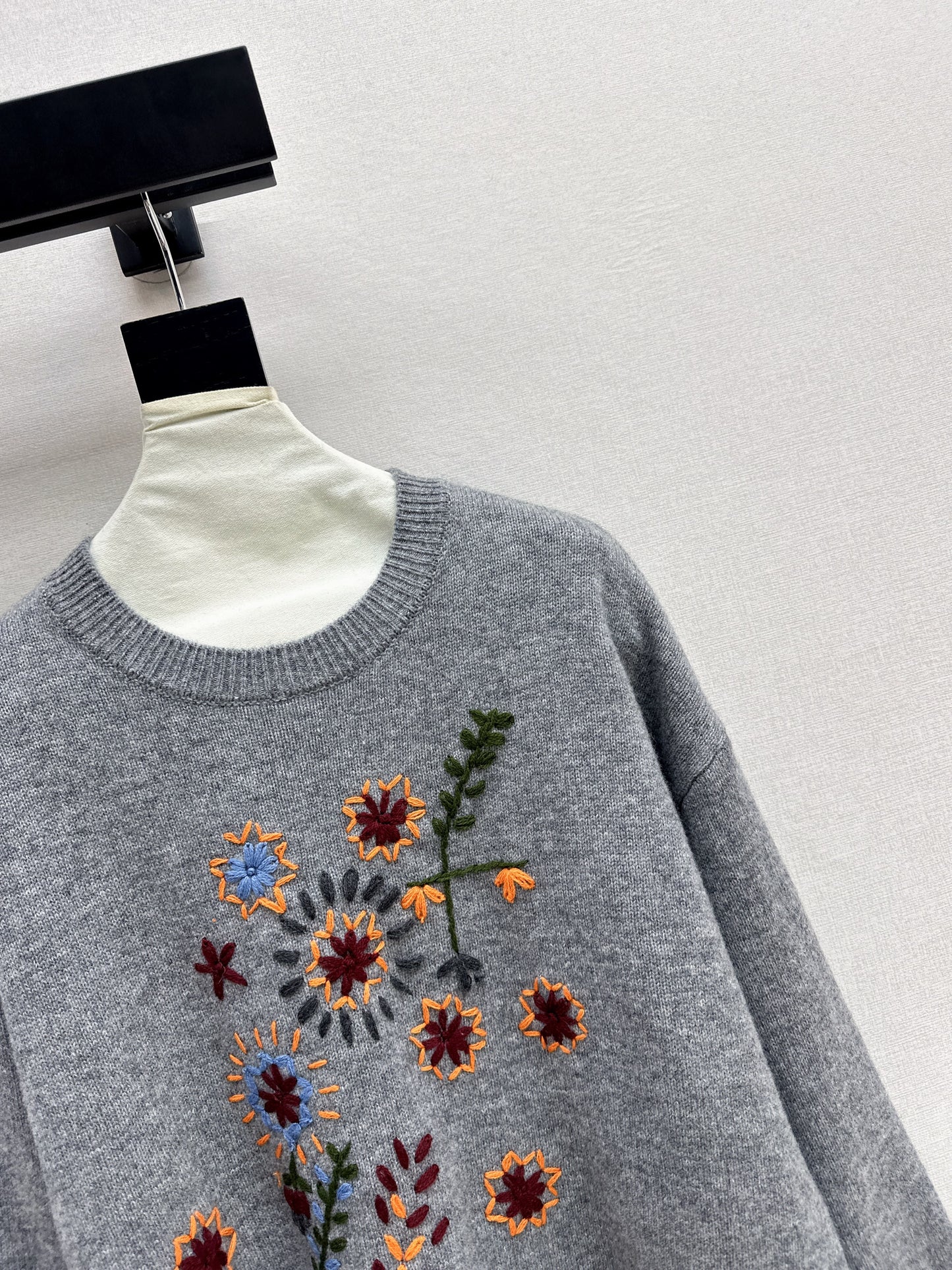 Es NEW embroidered sweater