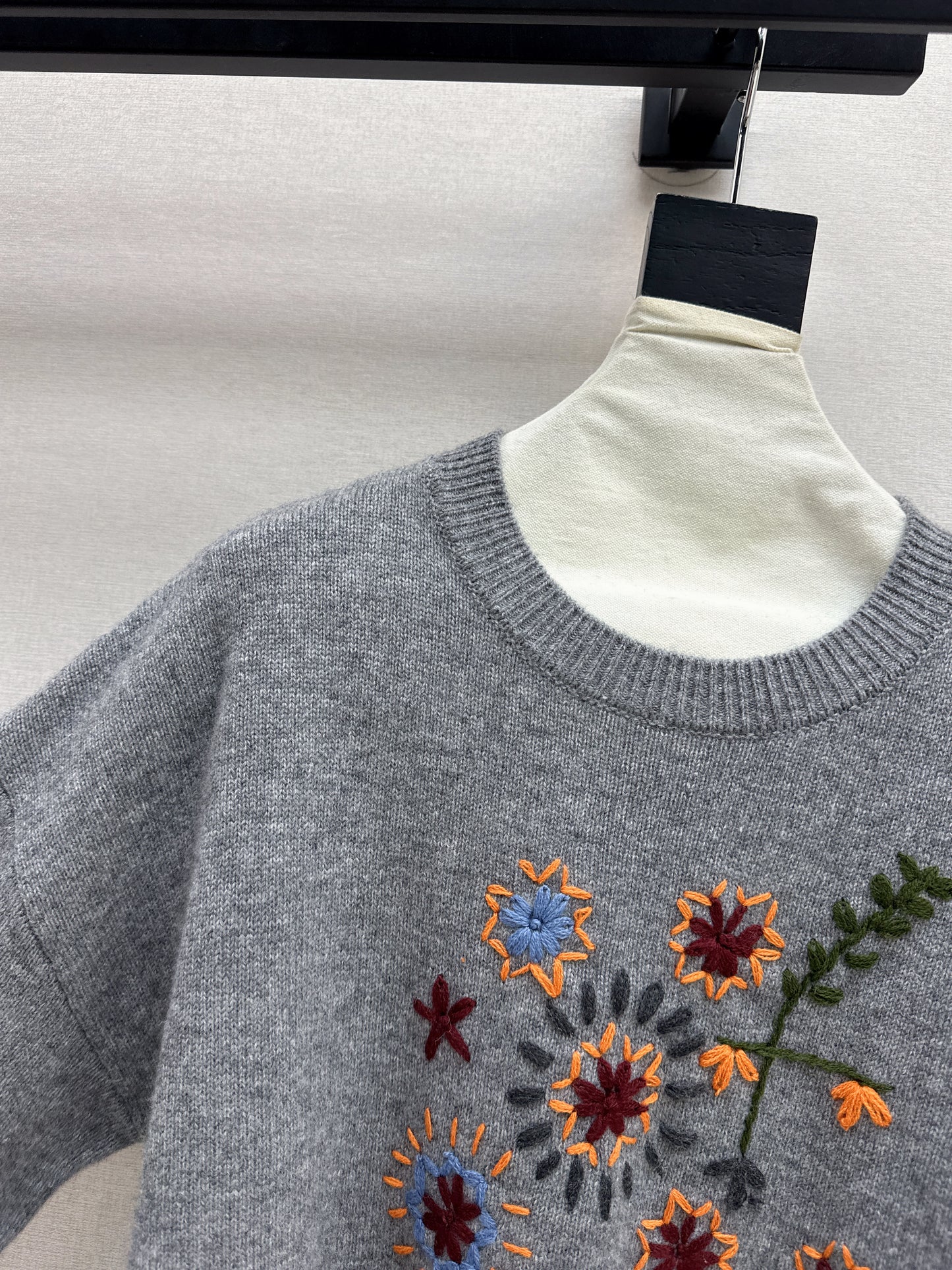Es NEW embroidered sweater