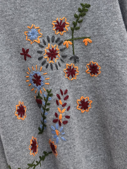 Es NEW embroidered sweater