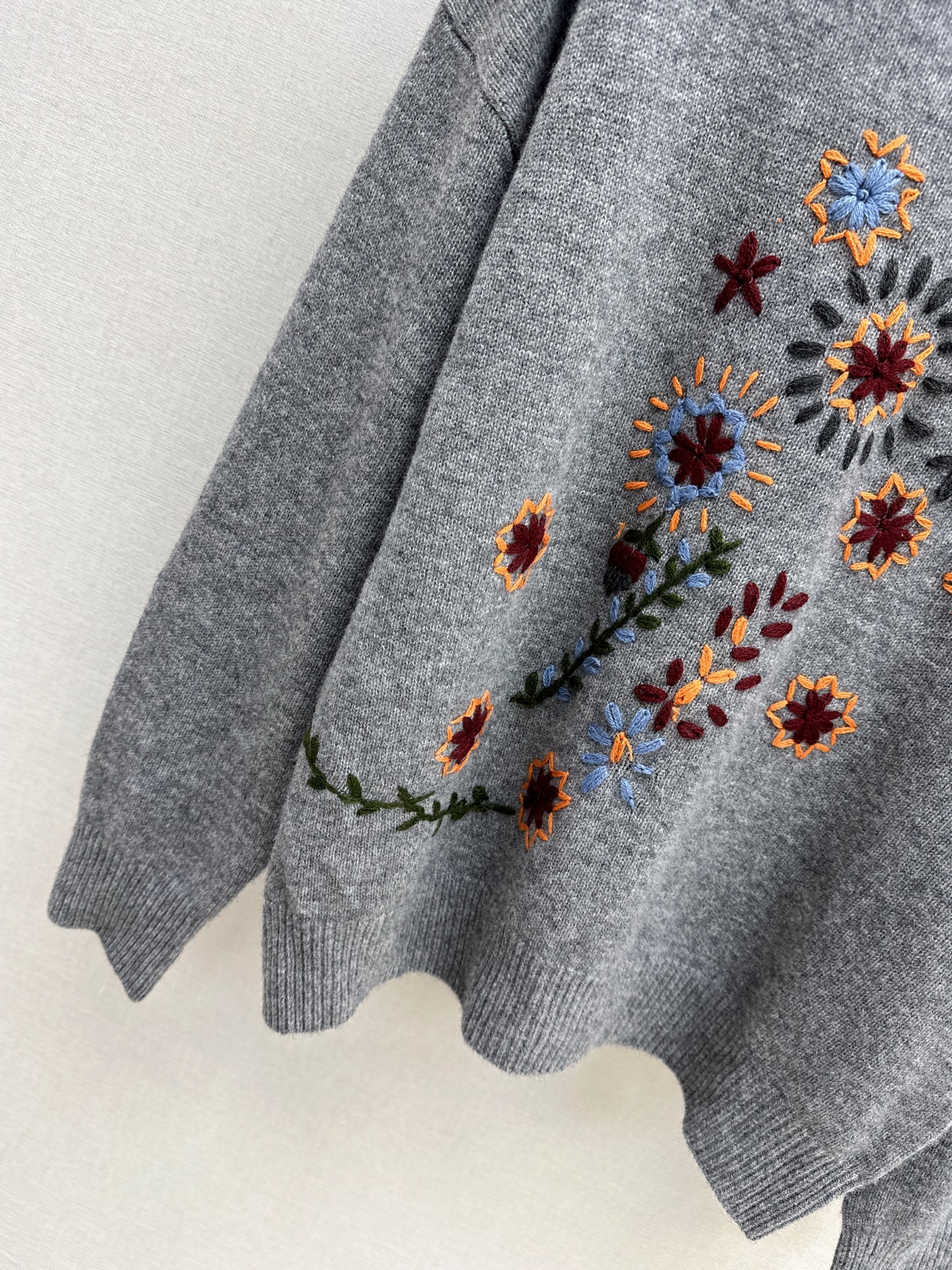 Es NEW embroidered sweater