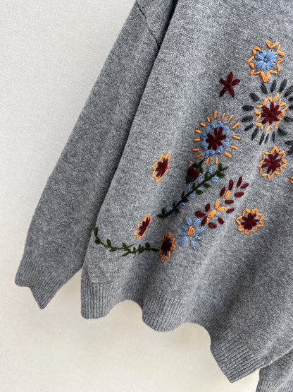 Es NEW embroidered sweater