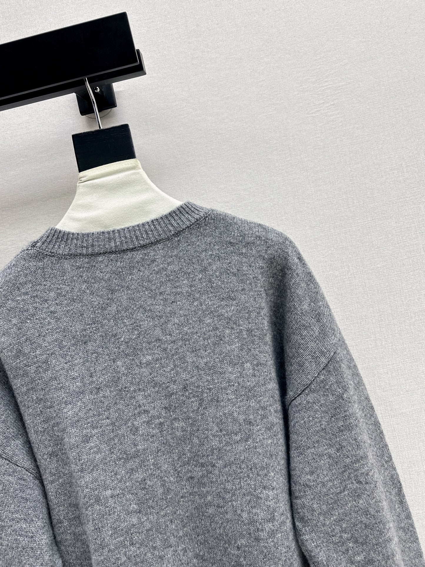 Es NEW embroidered sweater