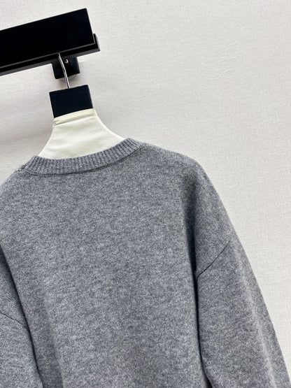 Es NEW embroidered sweater