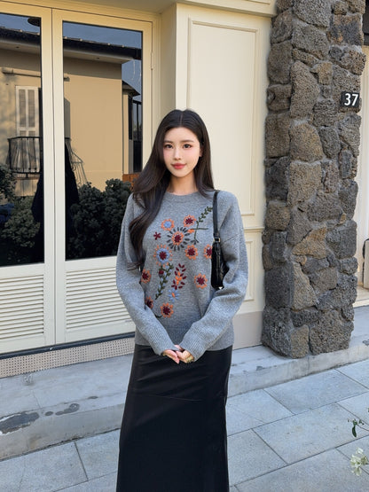 Es NEW embroidered sweater