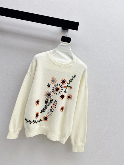 Es NEW embroidered sweater