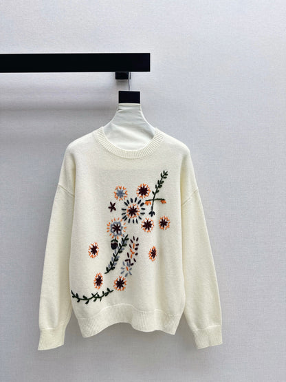 Es NEW embroidered sweater