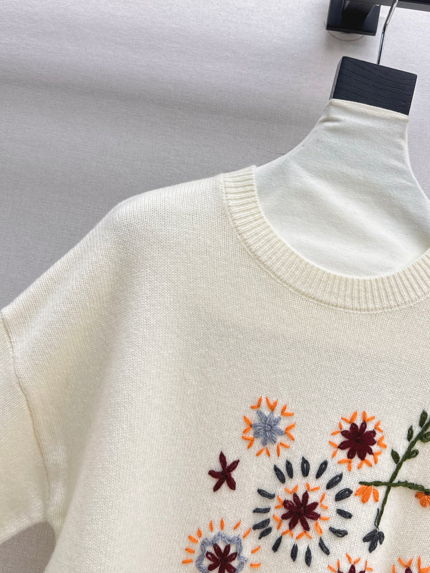 Es NEW embroidered sweater