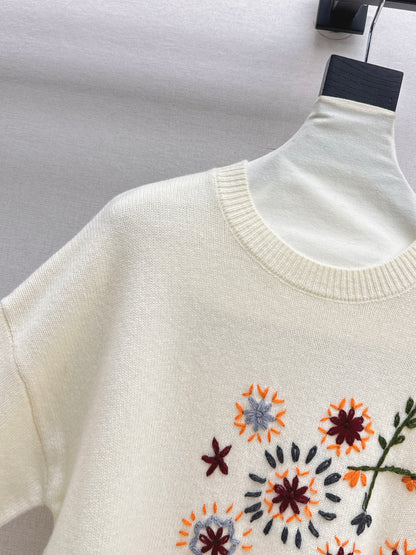 Es NEW embroidered sweater