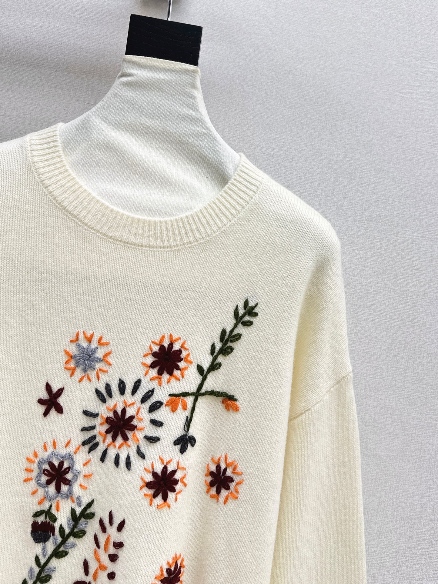 Es NEW embroidered sweater