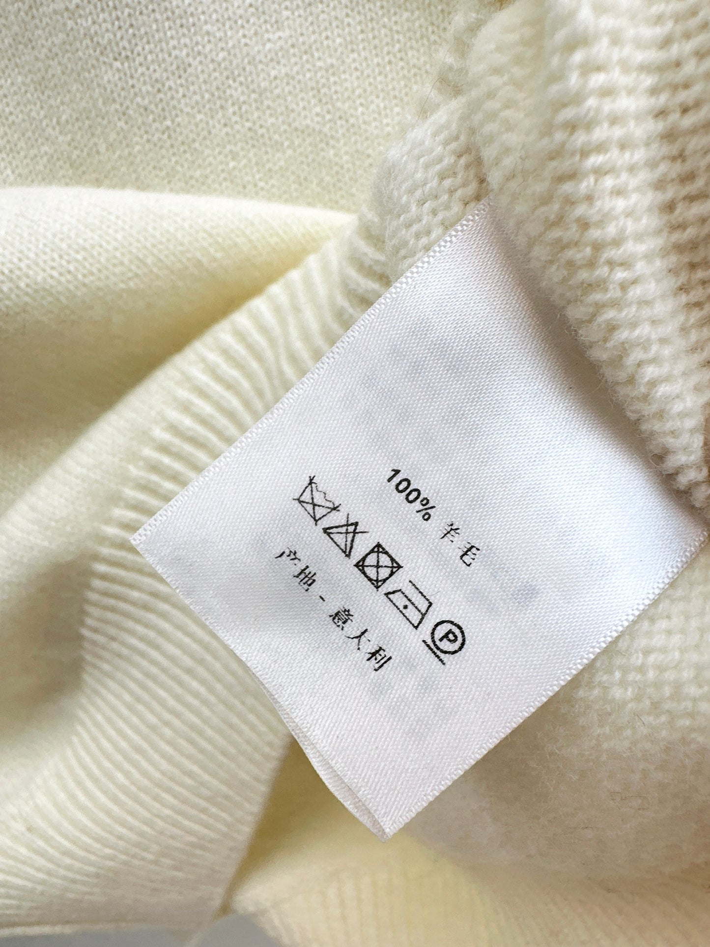 Es NEW embroidered sweater