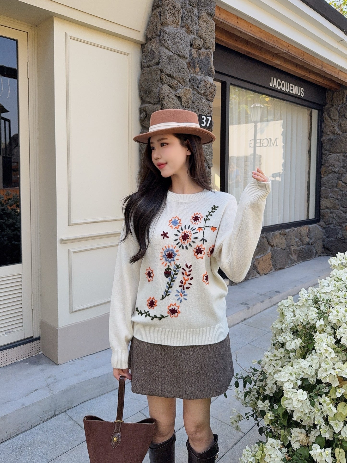 Es NEW embroidered sweater