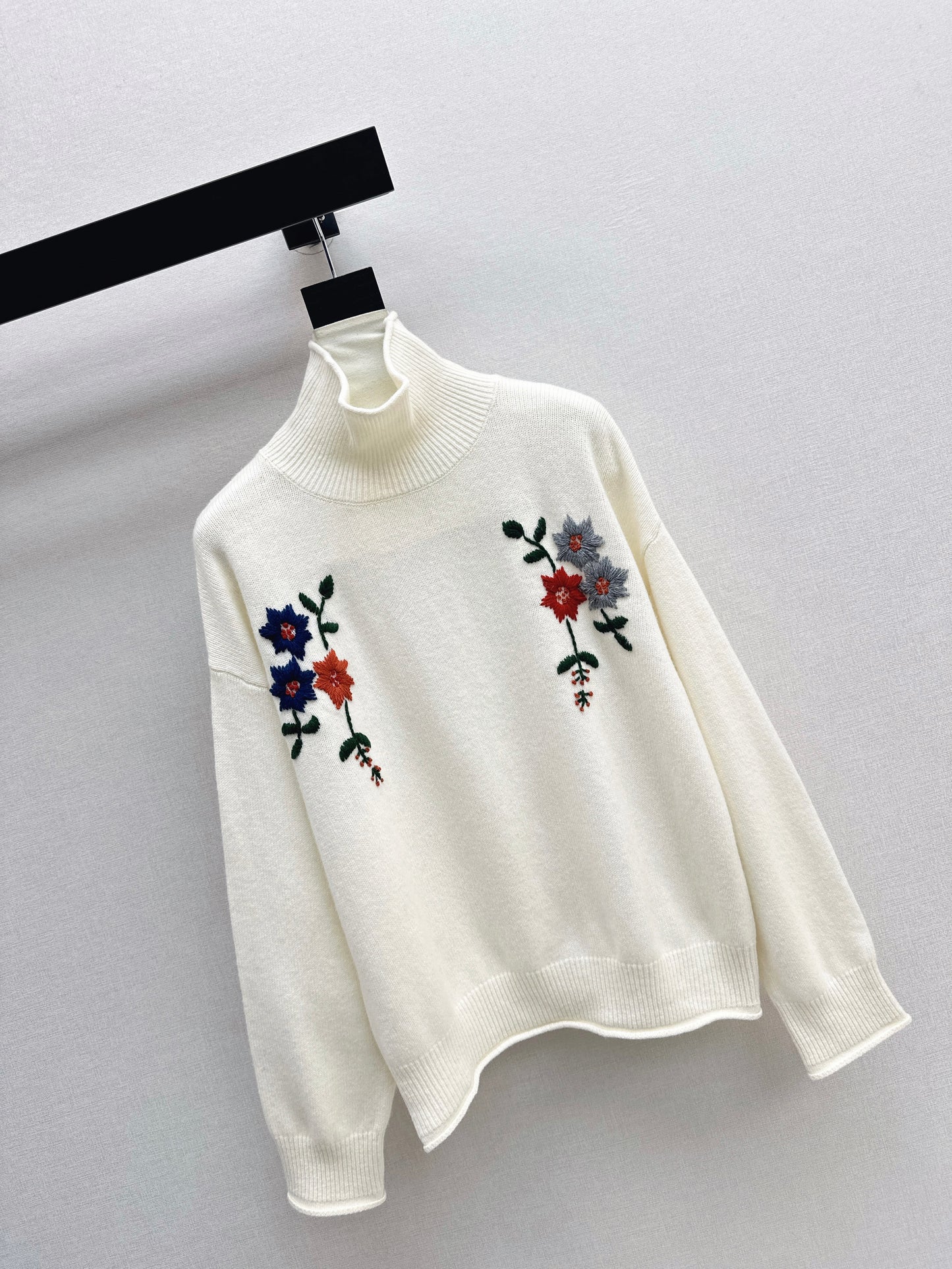 Es NEW embroidered sweater