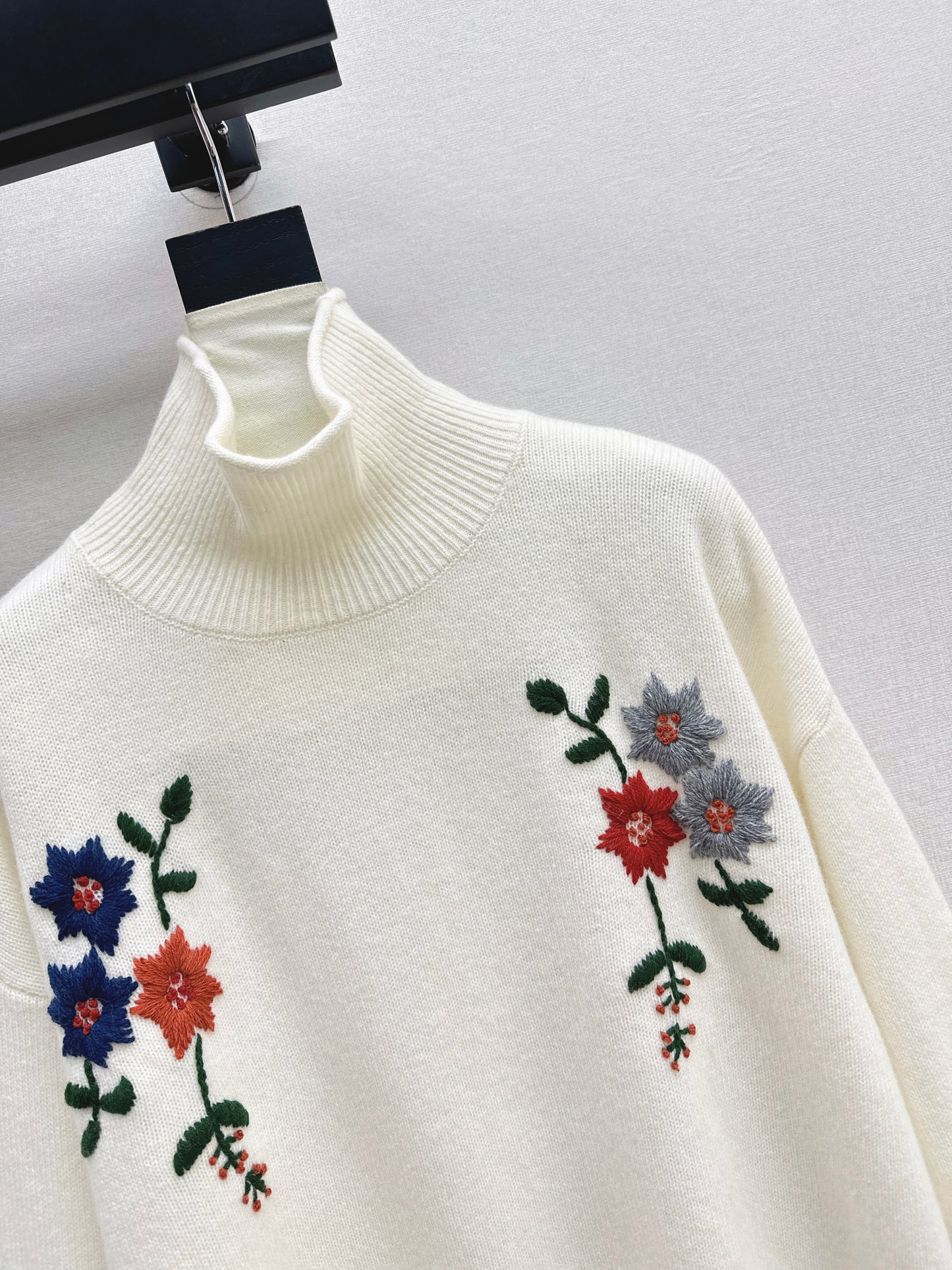 Es NEW embroidered sweater