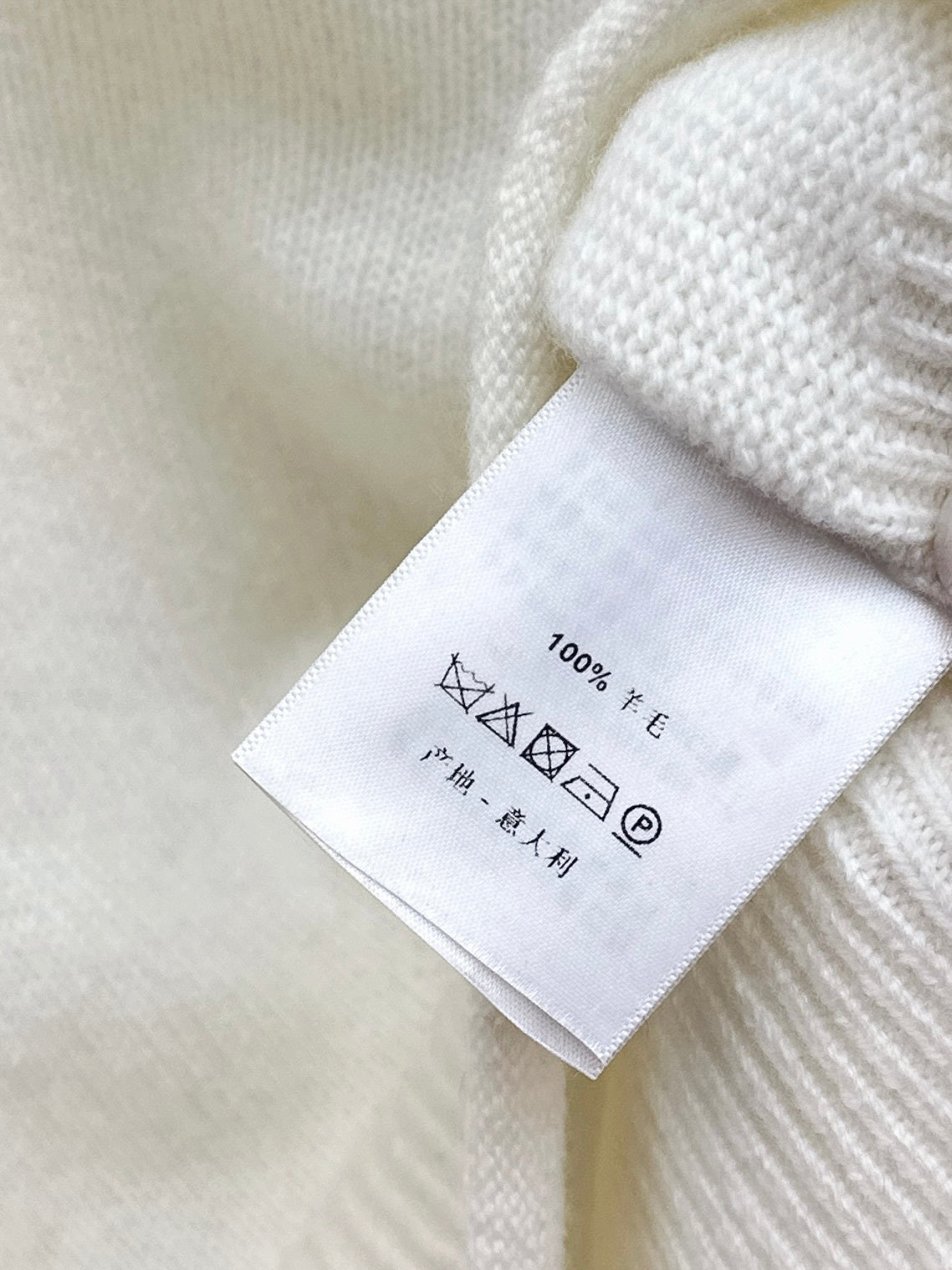 Es NEW embroidered sweater