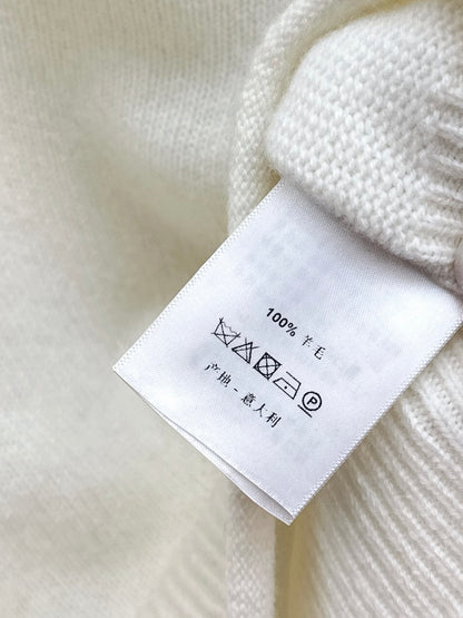 Es NEW embroidered sweater