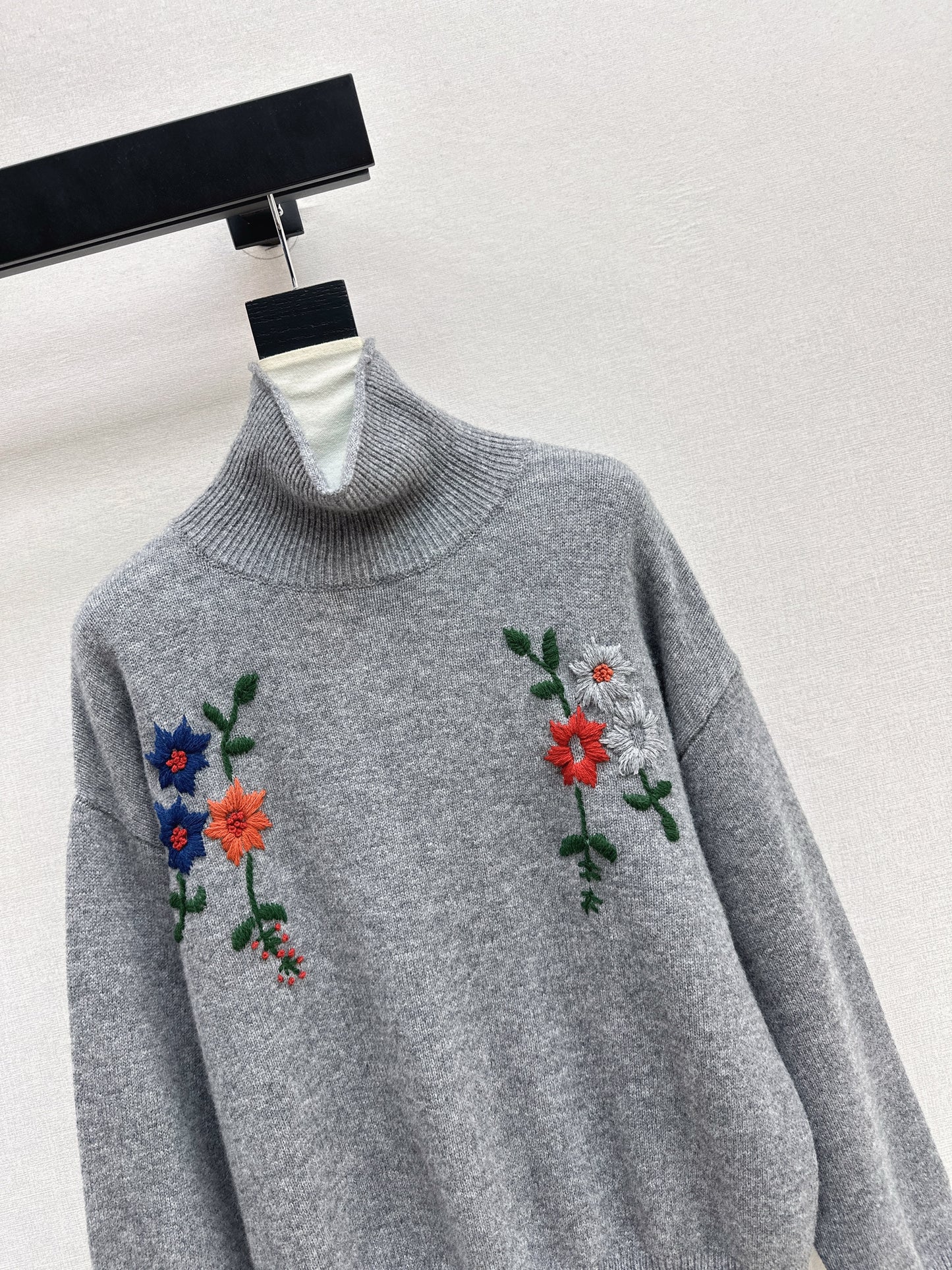 Es NEW embroidered sweater