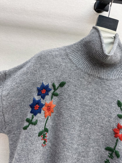 Es NEW embroidered sweater