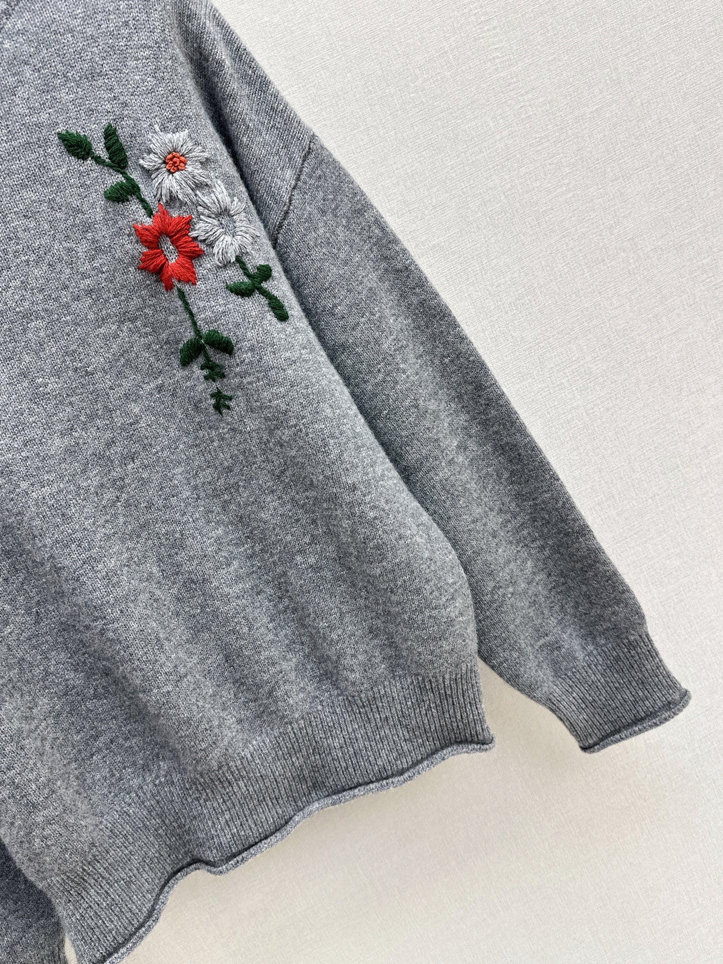 Es NEW embroidered sweater