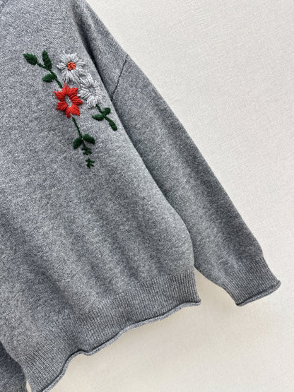 Es NEW embroidered sweater