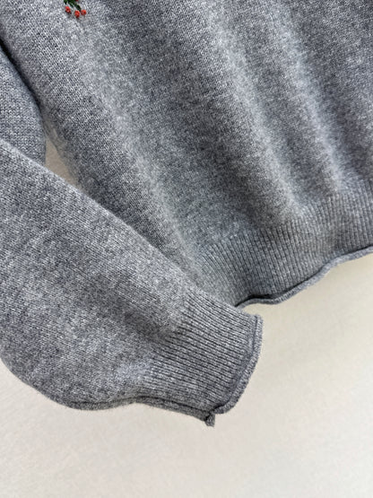 Es NEW embroidered sweater