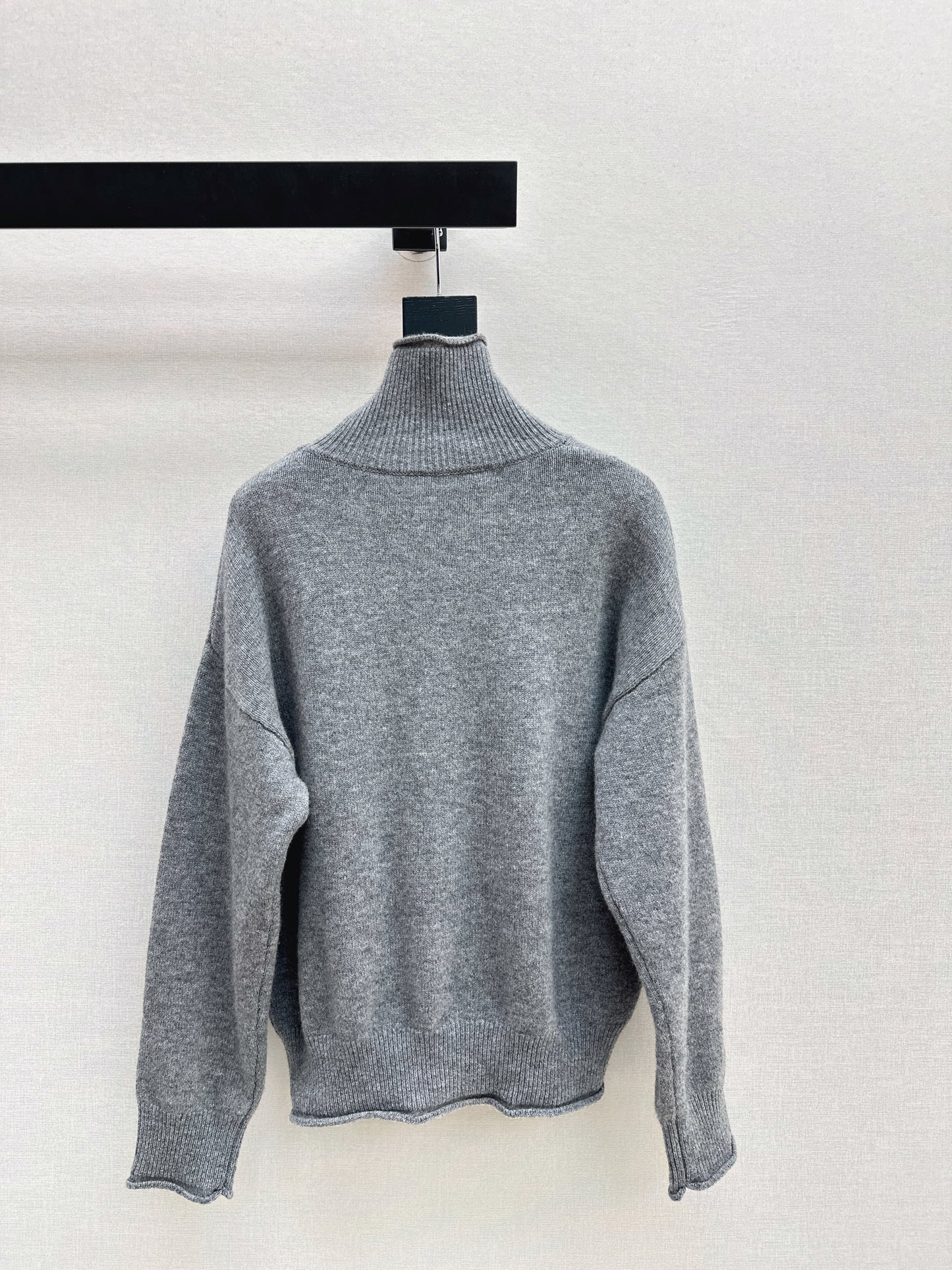 Es NEW embroidered sweater