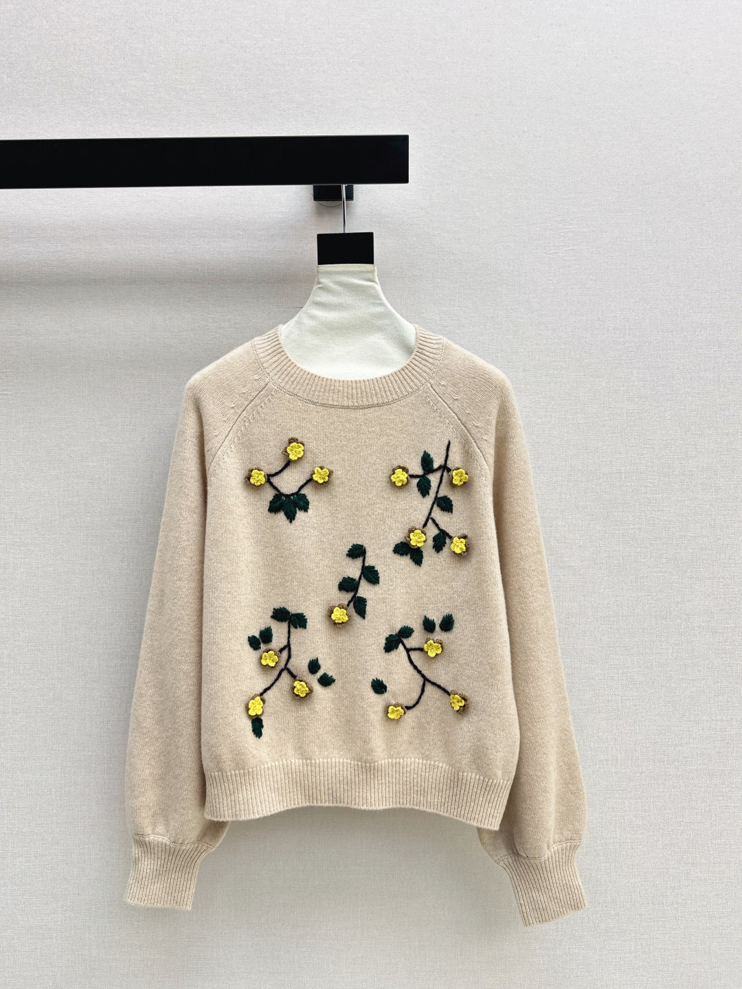 Es NEW embroidered sweater