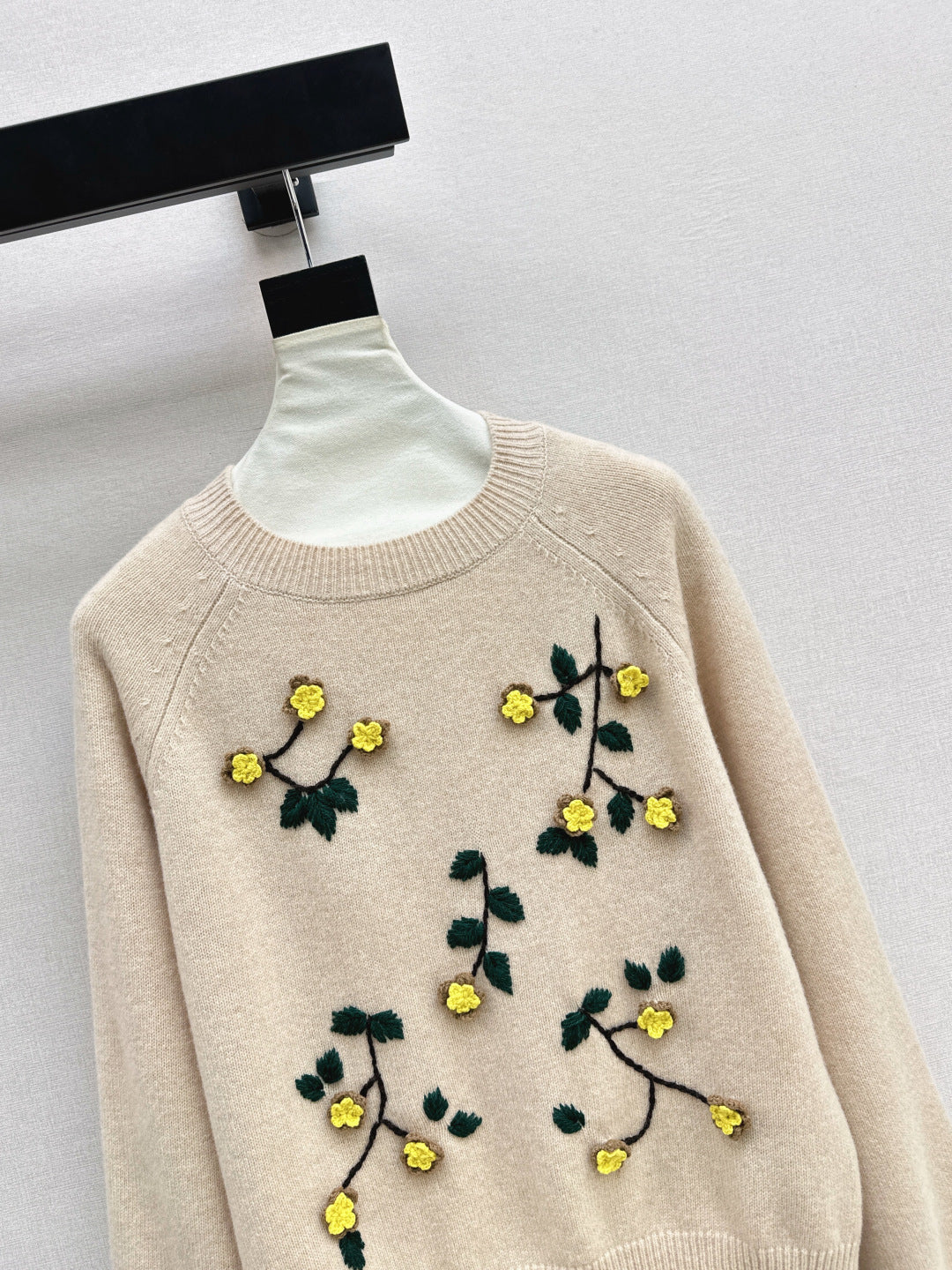 Es NEW embroidered sweater