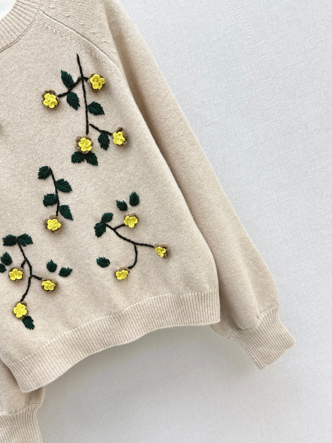 Es NEW embroidered sweater