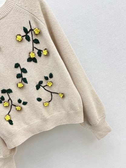 Es NEW embroidered sweater