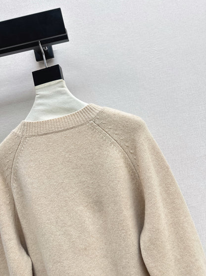 Es NEW embroidered sweater