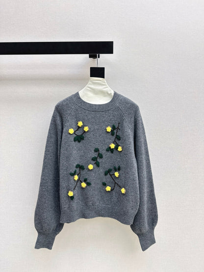 Es NEW embroidered sweater