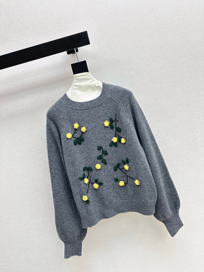 Es NEW embroidered sweater