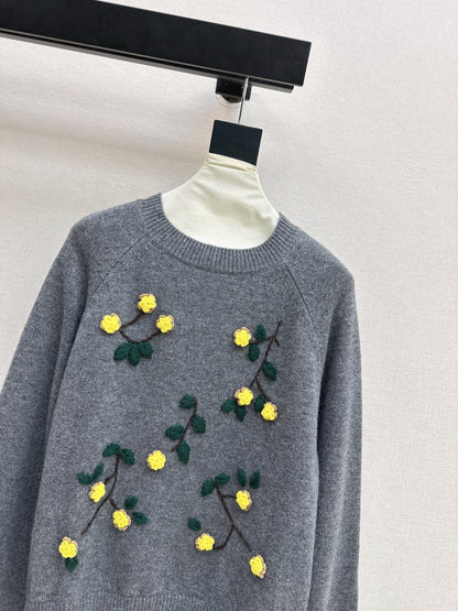 Es NEW embroidered sweater